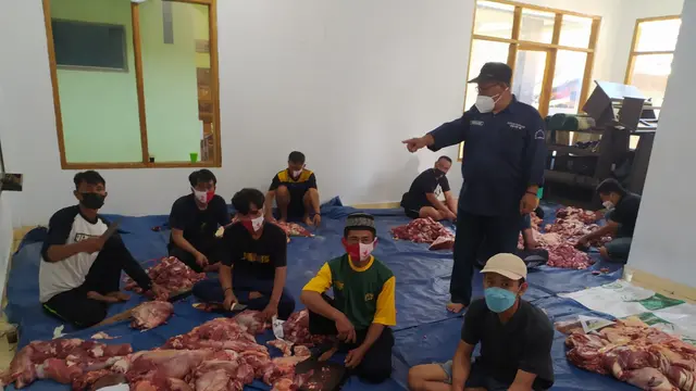 Salah satu petugas satgas Covid-19 Desa Jayaraga, Kecamatan Tarogong Kidul, tengah melakukan pengawasan pemotongan hewan dengan prokes.