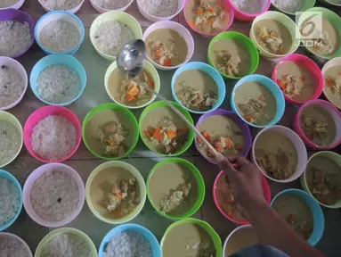 Takmir Masjid Pekojan Semarang mempersiapkan menu buka bersama berupa bubur India di Serambi Masjid Pekojan, Jumat (17/5/2019). Tradisi ini berjalan sudah ratusan tahun dan menjadi rujukan kaum dhuafa di sekitar masjid untuk buka puasa. (Liputan6.com/Gholib)