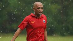 Pelatih Persija Jakarta, Sudirman memimpin latihan perdana timnya usai menjuarai Piala Menpora 2021 menjelang bergulirnya Liga 1 di National Youth Training Centre (NYTC) Sawangan Depok, Kamis (20/5/2021). (Foto: Dok. Persija Jakarta)