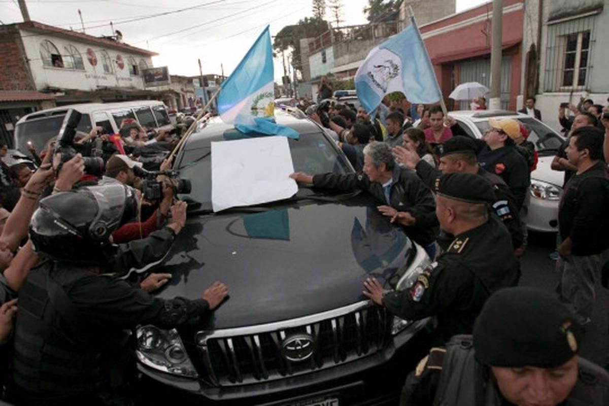 Terbukti korupsi, warga Guatemala hadang mobil Presiden Molina