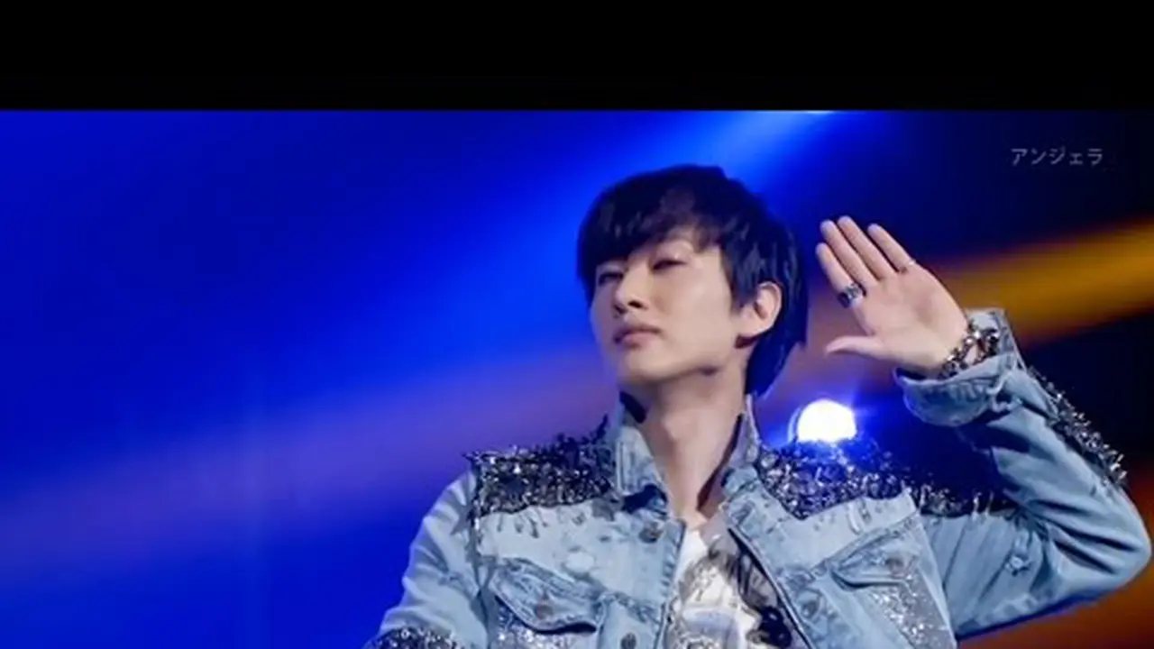 Meme Lucu Saat Eunhyuk Jatuh di Atas Panggung Beredar Luas