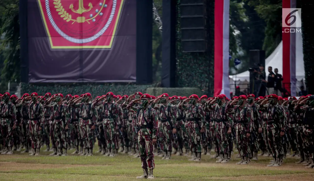 Prajurit Kopassus TNI AD mengikuti upacara peringatan HUT ke-67 Kopassus di Markas Kopassus, Cijantung, Jakarta, Rabu (24/4). Pasukan Kopassus adalah prajurit pilihan. Prajurit yang ditempa dengan berbagai latihan, tantangan, dan medan pertempuran. (Liputan6.com/Faizal Fanani)