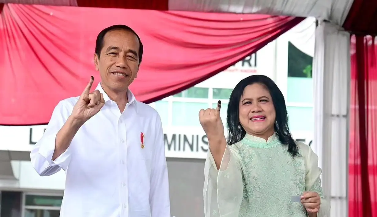 Begini senyum sumringah keduanya menunjukkan jari kelingking mereka yang sudah tercelup tinta. [@jokowi]