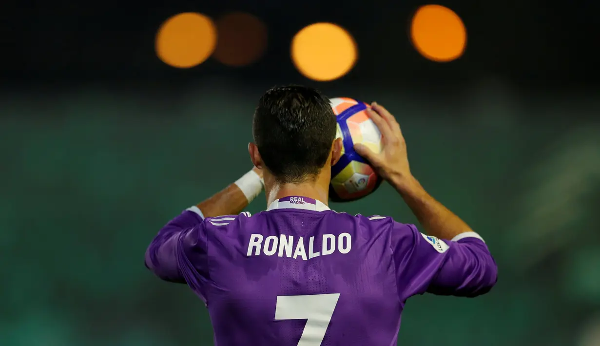  4. Cristiano Ronaldo pernah mengatakan akan berada di Real Madrid 10 tahun lagi untuk memecahkan rekor Ferenc Puskas sebagai pencetak gol tertua Real Madrid. Puskas mencetak gol terakhirnya saat berusia 38 tahun, 233 hari. (Reuters/Marcelo del Pozo)