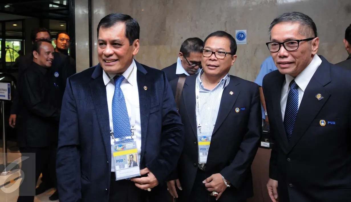 Mantan Ketua Umum PSSI, Nurdin Halid (kiri) saat hadir untuk mengikuti pembukaan Kongres Luar Biasa (KLB) PSSI di Jakarta, Rabu (3/8). Kongres untuk menetapkan agenda pemilihan pengurus baru pada KLB PSSI mendatang. (Liputan6.com/Helmi Fithriansyah)