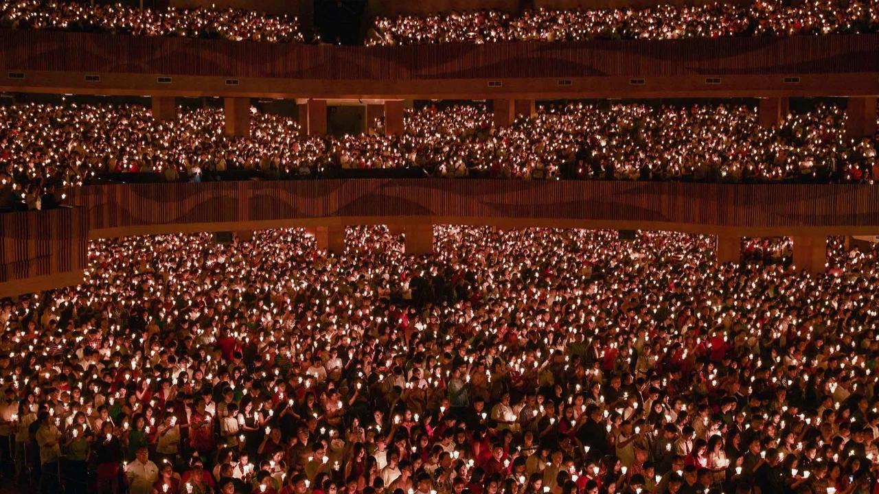 FOTO: Ribuan Lilin Menyala dalam Doa Natal di Gereja Bethany Nginden Surabaya