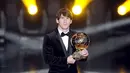 Bintang Barcelona dan Timnas Argentina Lionel Messi meraih FIFA Ballon d'Or untuk dua tahun berturut-turut dalam seremoni di Zurich, Swiss, 10 Januari 2011. AFP PHOTO/FABRICE COFFRINI