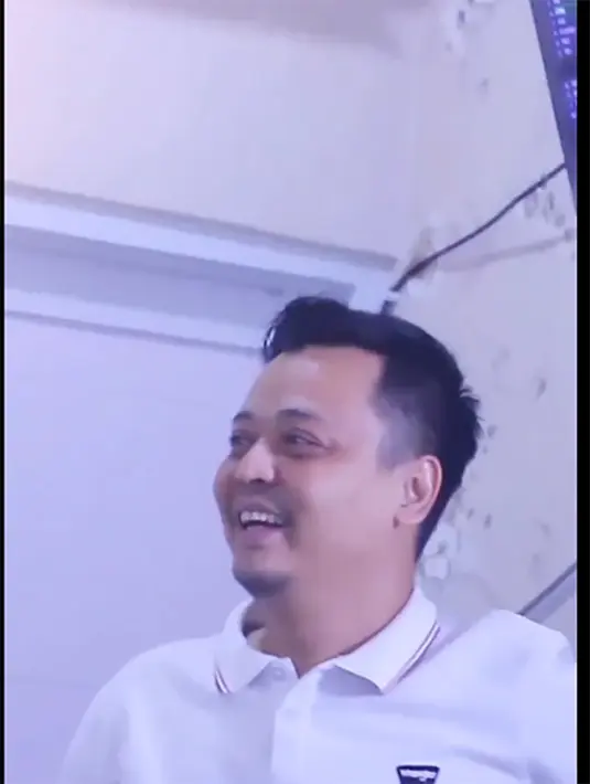 Potret bahagia Agung saat mengetahui sang istri di nyatakan hamil. Suami Kiki  Amalia sangat antusias menyambut kehadiran sang buah hati. [Instagram/kikiamaliaworld]