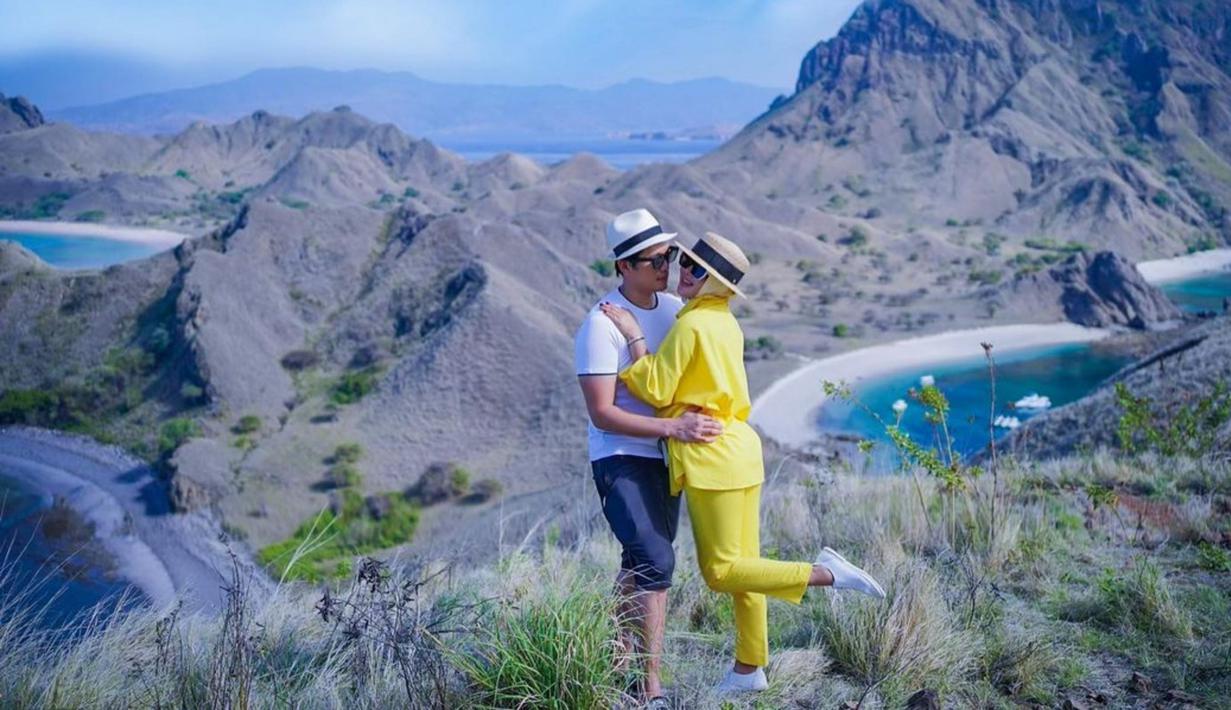 Tentunya, di liburan kali ini, Syahrini tidak sendirian. Ia ditemani oleh sang suami tercinta, yakni Reino Barack. Pasangan ini pun nampak bak pengantin baru yang sedang dimabuk asmara. (Liputan6.com/IG/princessyahrini)