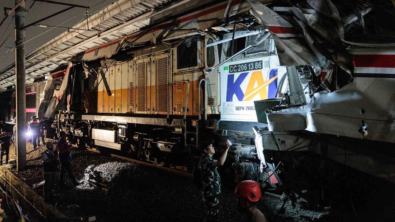 FOTO Kerusakan Parah Gerbong KRL Commuterline  Usai Dihantam Argo Bromo Anggrek