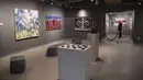 Sejumlah koleksi yang ada di museum tentang Palestina pada hari pembukaannya di Woodbridge, Amerika Serikat (AS), Minggu (22/4). Karya yang ditampilkan di museum merupakan karya dari seniman Palestina dari seluruh dunia. (AFP/HECTOR RETAMAL)