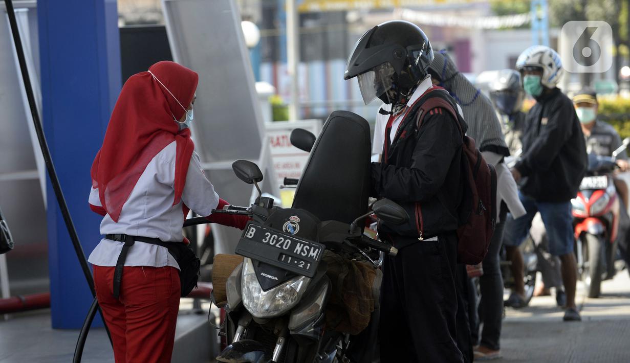 Petugas SPBU mengisi bahan bakar jenis pertalite kepada pengguna sepeda motor di Pamulang, Tangerang Seatan, Banten, Senin (21/9/2020). Pertamina memberi diskon harga BBM jenis pertalite di Tangerang Selatan dan Bali, dari Rp 7.650 menjadi Rp 6.450 per liter. (merdeka.com/Dwi Narwoko)