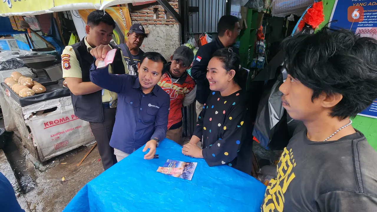 BI Sulsel sosialisasi mengenali uang palsu di Pasar Gowa (Liputan6.com/Fauzan)