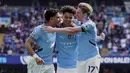 Pemain Manchester City, Kevin De Bruyne (kanan) merayakan gol Nico O'Reilly ke gawang Leicester dalam laga lanjutan Liga Inggris 2024/2025 di Etihad Stadium, Manchester, Inggris, Sabtu (12/04/2025) waktu setempat. (AP Photo/PA/Martin Rickett)