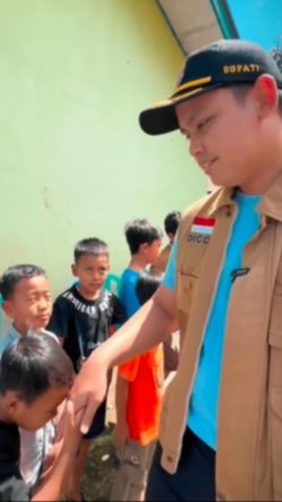 "Halo ini pada kelas berapa sekolahnya?," tanya Dico sambil menyalami anak-anak tersebut.