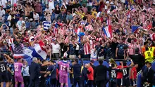Pemain Paraguay merayakan kemenangan atas Jerman pada babak 32 Besar Piala Dunia 2026 bersama fans di stadion (AP Photo/Charles Krupa)