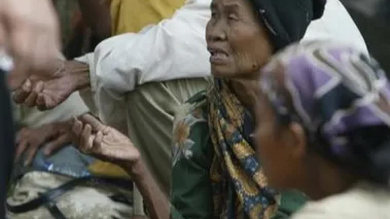 Profesi sebagai pengemis kerap dipandang sebelah mata oleh sebagian besar orang. Ini karena pengemis memakai pakaian usang dan memiliki rambut acak-acakan akibat kesengsaraan keuangan mereka.