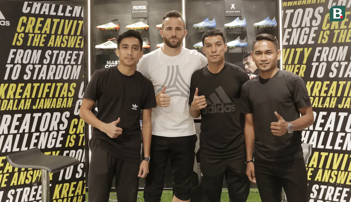 Striker Bali United, Ilija Spasojevic, berpose dengan para pemain Persija saat acara Creators Challenge di Fisik Footbal, Grand Indonesia, Jakarta, Jumat (22/6/2018). Acara tersebut dimeriahkan para pemain Liga 1 Indonesia. (Bola.com/M Iqbal Ichsan)