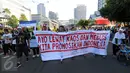 Relawan Komunitas Peduli ASEAN melakukan aksi menuju Bundaran HI Jakarta, Minggu (13/3/2016). Relawan ini mengajak masyarakat menggunakan kaos bergambar tentang ke-Indonesia-an dan memposting ke seluruh media sosial. (Liputan6.com/Helmi Fithriansyah)