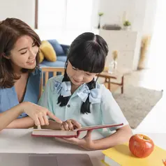 Mempersiapkan dana pendidikan bisa dilakukan sejak dini agar bisa memberikan pendidikan yang terbaik. (Foto: Freepik/our-team)