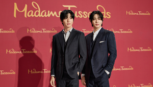 Patung lilin Ahn Hyo Seop (kiri) dan aktor aslinya (kanan). (foto: dok. Madame Tussauds Singapore)