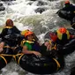 Asyiknya bermain arum jeram menggunakan ban atau river tubing di aliran Sungai Kedaton Campoan, Desa Andung Biru, Probolinggo, Jatim. (Liputan6.com/Dian Kurniawan)