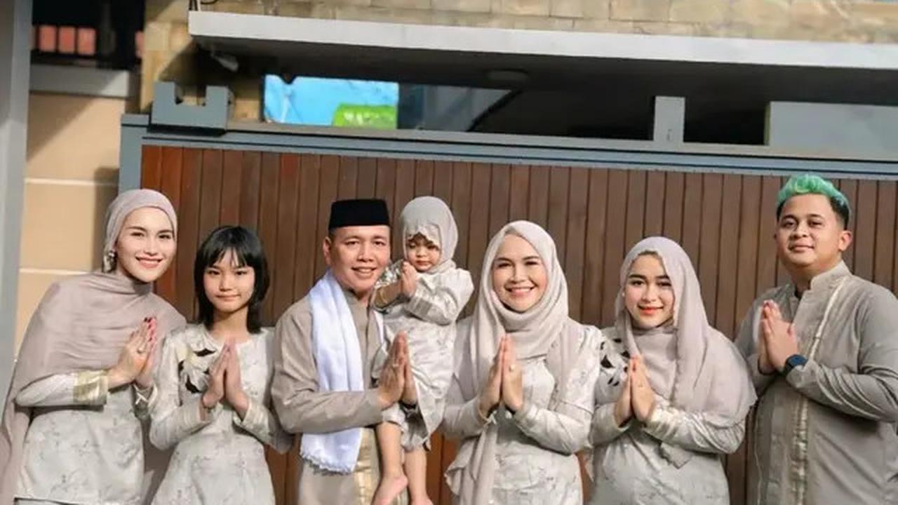 Pilihan Sandal Jepit Ayu Ting Ting di Berbagai Momen, saat Potong Daging Kurban Curi Perhatian