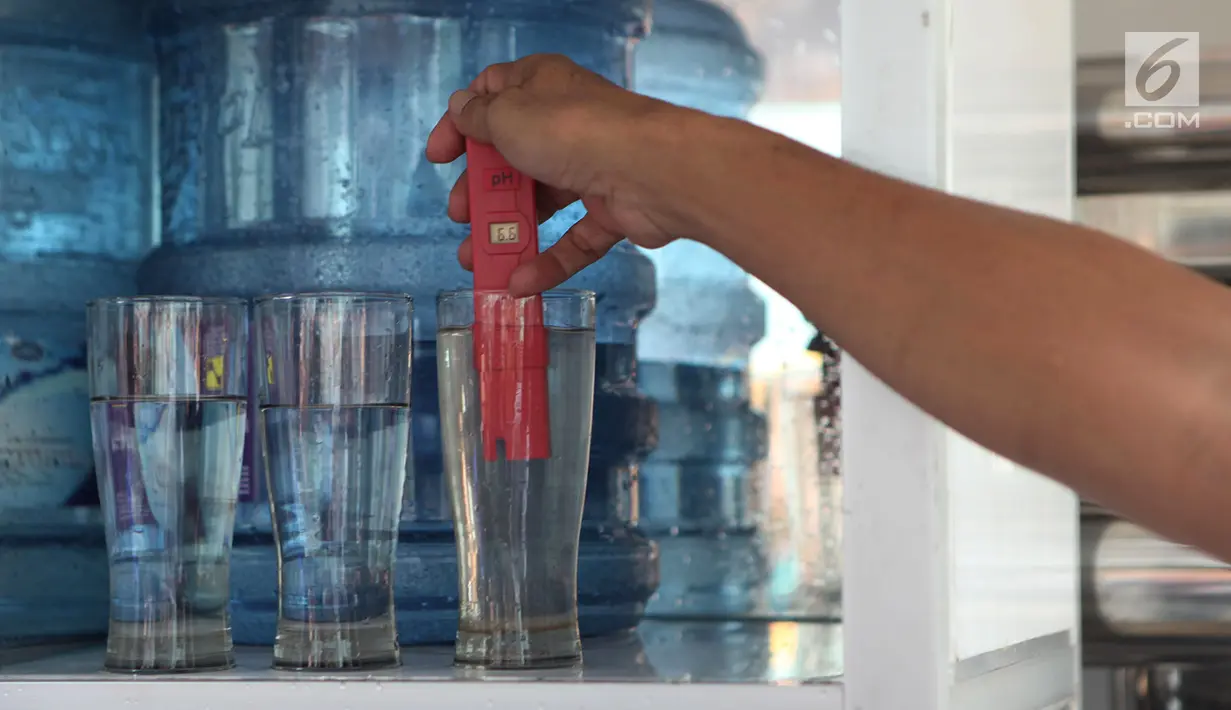 Pengecekan kandungan air yang diproses dengan Portable Water Treatment di Kantor PJT II, Jakarta, Jumat (9/11). Alat ini memproses air siap minum sehingga sangat cocok digunakan di daerah sulit air dan lokasi bencana. (Merdeka.com/Imam Buhori)