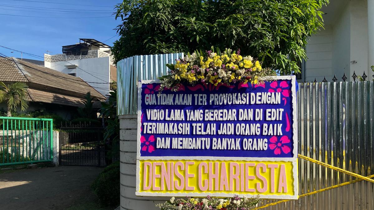 Denise Chariesta Beri Dukungan Moral dengan Kirim Karangan Bunga untuk Uya Kuya