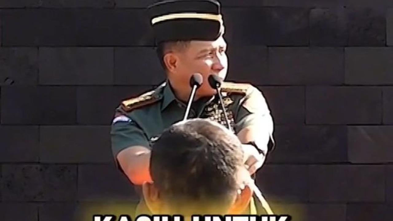 Setelah menanyai satu persatu, Jenderal Agus Subiyanto pun memberi uang pembinaan sebagai apresiasi anak prajurit yang berprestasi.