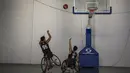 Pebasket kursi roda Indonesia, Donald Santoso, saat latihan bersama Edy Johan di Lapangan basket Istana Kana, Jakarta Pusat, Senin (17/9/2018). Tim basket kursi roda Indonesia bersiap hadapi Asian Para Games. (Bola.com/Vitalis Yogi Trisna)