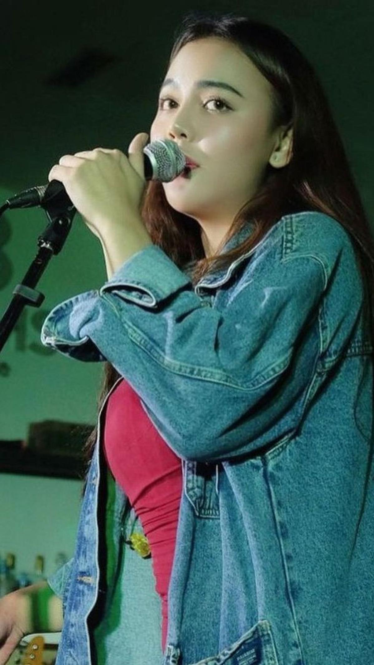 Diketahui, wanita kelahiran 2 Oktober 1994 ini mengawali karir sebagai model lalu menjadi penyanyi dan masuk ke management Vicky Prasetyo. Ia sempat merilis beberapa lagu, seperti Biarlah hingga Lekas Pergi.