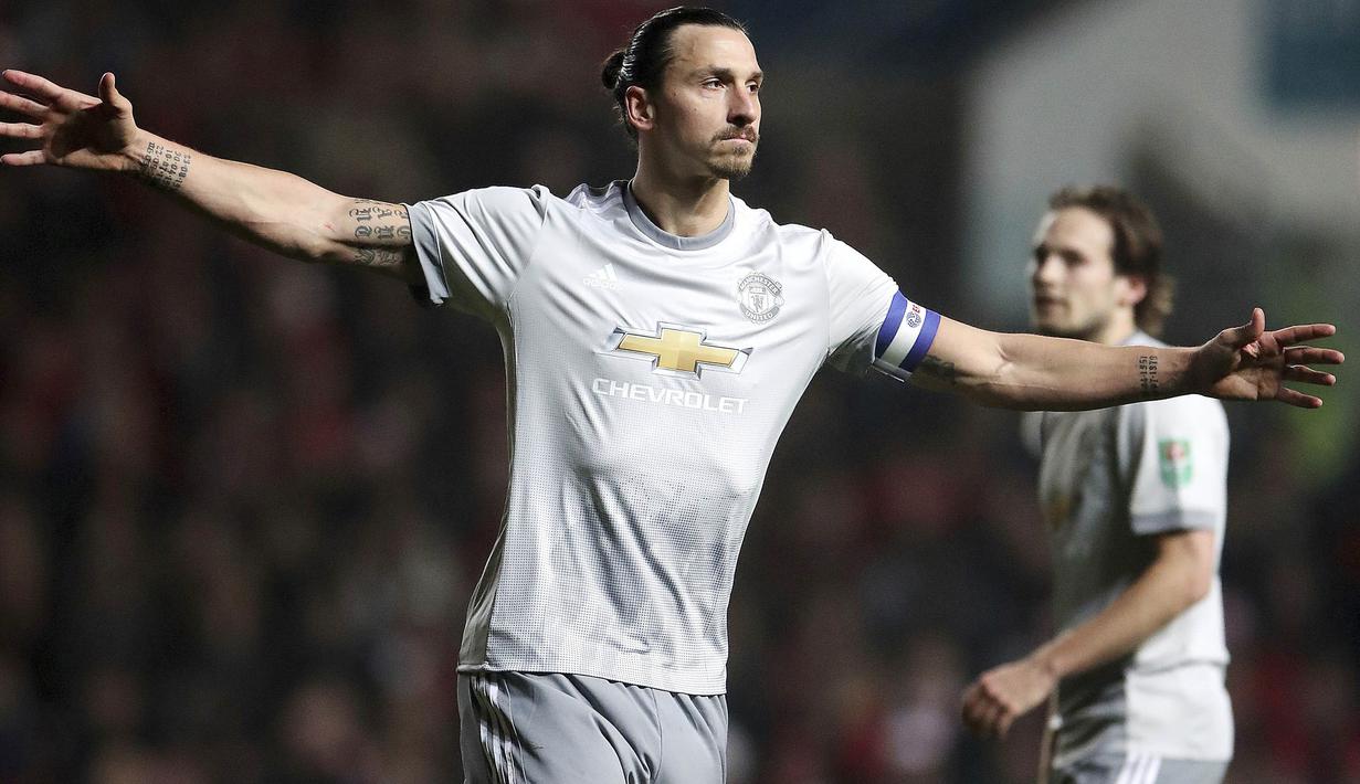 Striker Manchester United, Zlatan Ibrahimovic, melakukan selebrasi usai mencetak gol ke gawang Bristol City pada laga Piala Liga Inggris di Stadion Ashton Gate, Kamis (21/12/2017). Bristol City menang 2-1 atas Manchester United. (AP/Nick Potts)