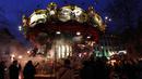 Sejumlah anak tampak menaiki wahana permainan di pasar malam Natal atau Christmas Market di pusat kota Brussels, Belgia, Senin (14/12/2015). Acara yang bertema "Keajaiban Musim Dingin" ini berlangsung dari 27 November 2015 - 3 Januari 2016. (Arie Asona)