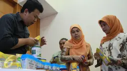 Sejumlah produk illegal diperlihatkan Badan POM saat konferensi pers di Jakarta, Kamis (18/6/2015). Badan POM berhasil menggerebek sebuah gudang  pangan olahan impor ilegal senilai Rp500 Juta di kawasan Pantai Kapuk. (Liputan6.com/Herman Zakharia)