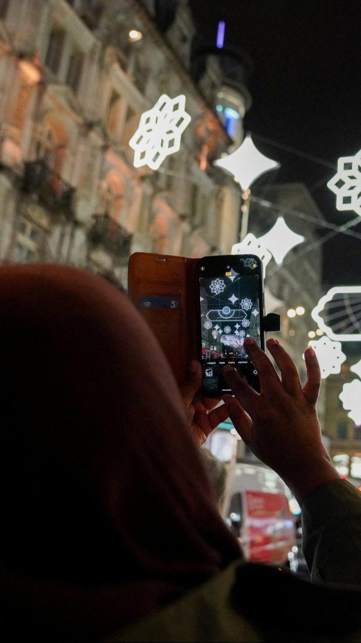 Hadirnya lampu hias bernuansa Ramadan ini mengundang decak kagum warga sekitar.&nbsp;REUTERS/Maja Smiejkowska
