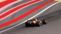 Pembalap McLaren asal Inggris, Lando Norris, mengikuti sesi kualifikasi menjelang Grand Prix Formula Satu Belgia di sirkuit Spa-Francorchamps, Spa, pada 26 Juli 2025. (SIMON WOHLFAHRT/AFP)