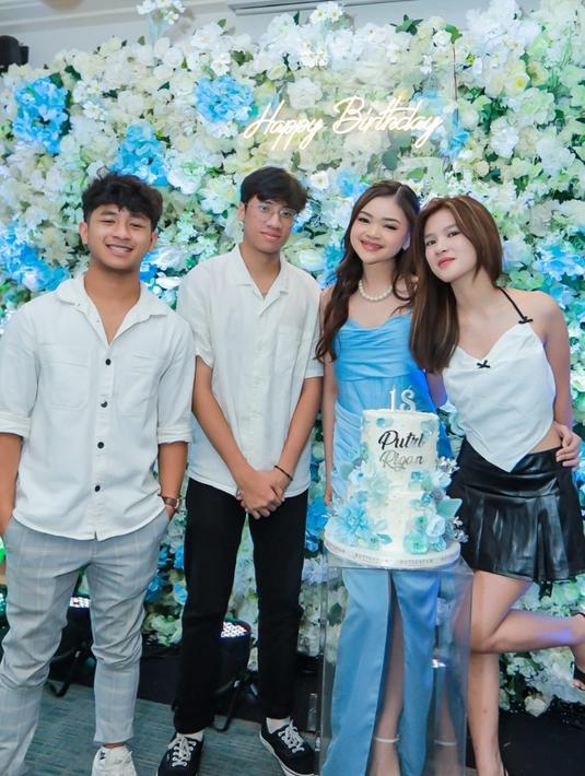 Kendati demikian, Putri Rigan terlihat antusias dengan momen pertambahan usianya yang ke-18. Tak sedikit temannya yang diundang dalam keceriaan ini. (Liputan6.com/IG/putri_rigan)
