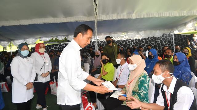 Presiden Joko Widodo (Jokowi) meninjau penyaluran Bantuan Subsidi Upah (BSU) Tahun 2022 oleh di Balai Pelatihan Vokasi dan Produktivitas (BPVP) Kota Ternate, Maluku Utara, Rabu (28/9/2022). (Dok Kemnaker)