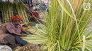 Pedagang membuat kulit ketupat dari anyaman daun kelapa muda (janur) di Pasar Pondok Labu, Jakarta Selatan, Kamis (30/7/2020). Memasuki Hari Raya Idul Adha ketupat yang merupakan hidangan khas Asia Tenggara dengan bahan dasar beras disajikan pada saat Hari Raya. (Liputan6.com/Fery Pradolo)