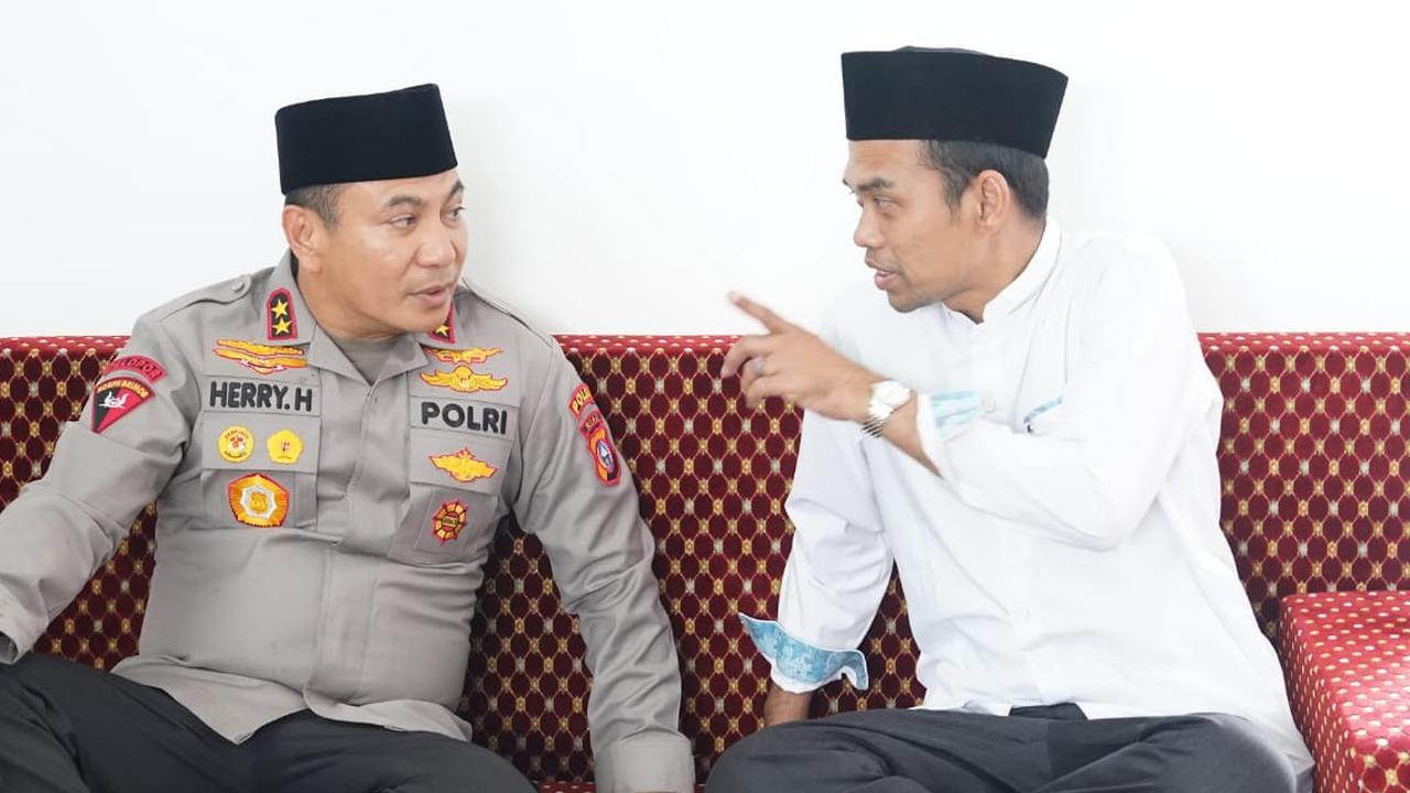 Kala Jenderal Polisi Saling Berbalas Pantun dengan Ustaz Abdul Somad