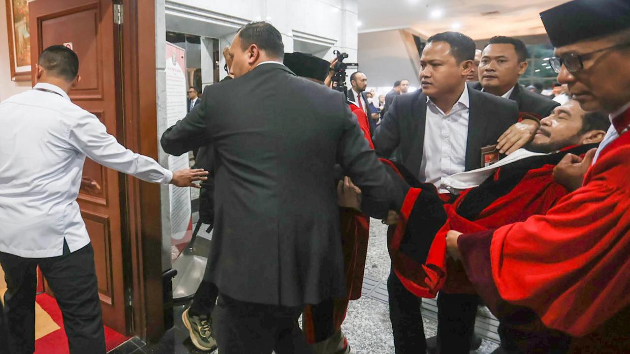 FOTO:  Detik Detik Anwar Usman Jatuh Pingsan di Gedung MK