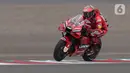 Pembalap Ducati Lenovo Team, Francesco Bagnaia saat sesi kualifikasi MotoGP di Pertamina Mandalika International Street Sirkuit, Nusa Tenggara Barat, Sabtu (22/3/2022). (Liputan6.com/Helmi Fithriansyah)
