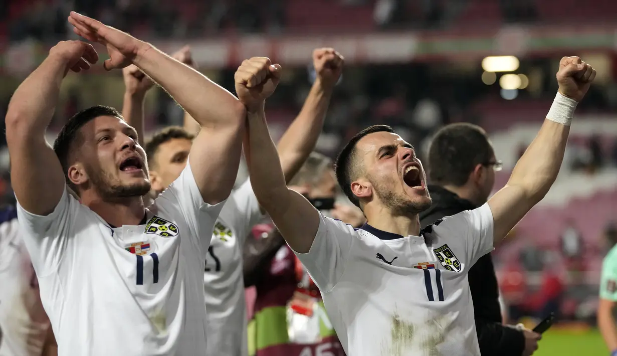 Wajar saja Cristiano Ronaldo amat terpukul. Cuma butuh hasil imbang, bahkan unggul terlebih dahulu, Portugal harus menelan pil pahit usai menjadi korban come back Serbia yang akhirnya menang 2-1 dan lolos langsung ke Qatar. (AP/Armando Franca)