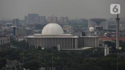 Lanskap gedung pencakar langit diambil dari kawasan Jakarta Pusat, Senin (26/9/2022). Kendaraan bermotor (transportasi) menjadi penyumbang terbesar polusi udara di Jakarta. Hal ini bak menjawab pertanyaan alasan DKI kerap menjadi kota dengan indeks kualitas udara terburuk dunia. (Liputan6.com/Johan Tallo)