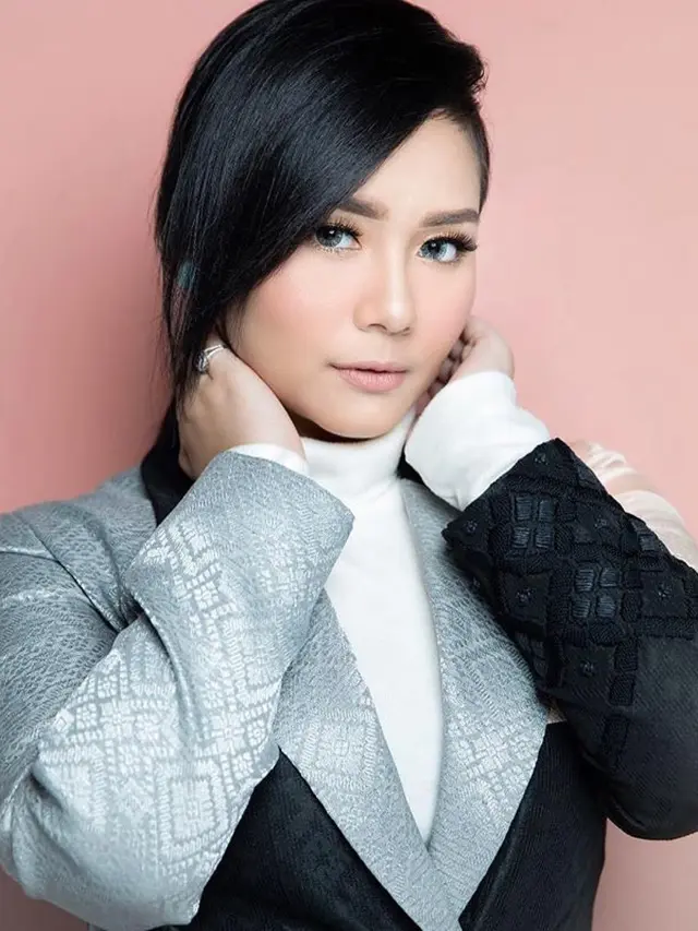 [Bintang] Biar Pipi Chubby, Makeup Andalan Gita Gutawa Ini Keren Maksimal