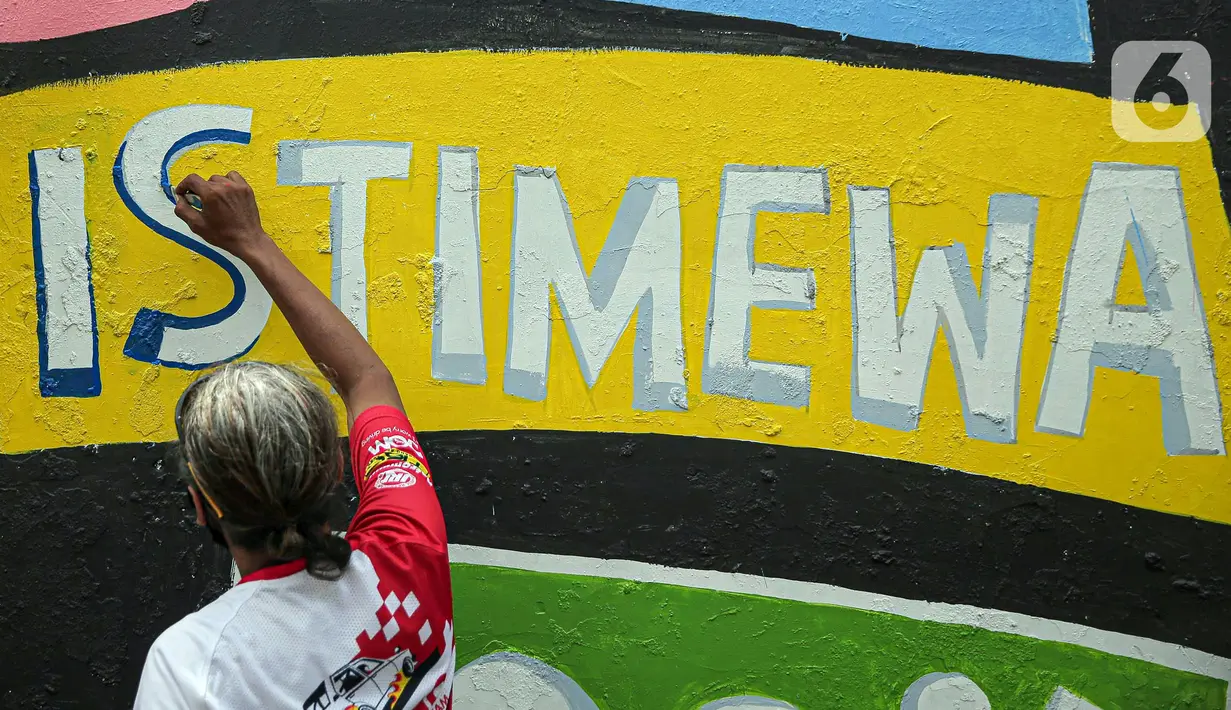 Pekerja seni membuat mural di kawasan Palmerah, Jakarta, Minggu (23/1/2022). Kegiatan yang bertajuk Repaint Indonesia ini dilakukan sebagai gerakan untuk mengajak kita Melukiskan Ulang Indonesia berdasarkan gagasan, perspektif, karya bahkan imajinasi masing-masing. (Liputan6.com/Faizal Fanani)