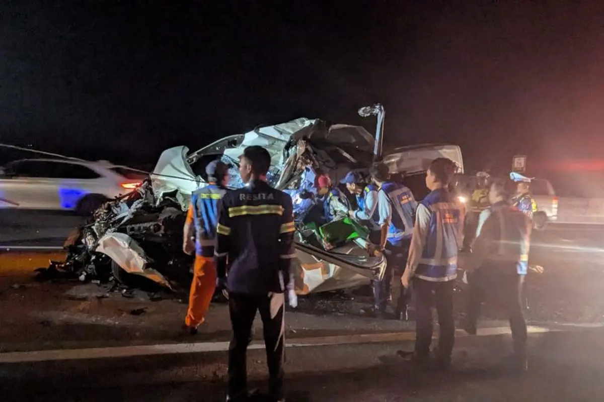 Mikrobus Hantam Truk di Tol Pandaan-Malang