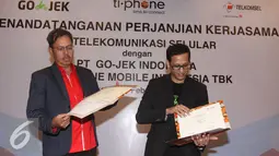 Mas'ud Khamid (kiri) bersama Nadiem Makarim usai melakukan kerjasama bidang telekomunikasi, Jakarta,  Senin (15/02). Telkomsel melakukan kerjasama dengan GO-JEK Indonesia dalam hal solusi komunikasi bagi para pengemudi GO-JEK. (Liputan6.com/Angga Yuniar)