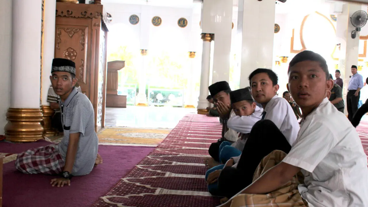 Remaja Selfie Salat di Simpang Lima Akhirnya Taubat